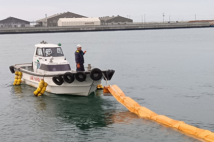 オイルフェンス展張による油流出予防措置（石巻工場）